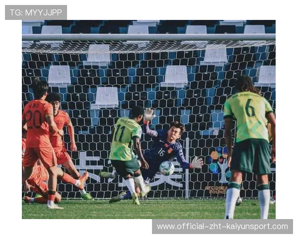 李昊连续化解近距离抽射:门线上的无畏卫士 李昊连续化解近距离抽射:门线上的无畏卫士